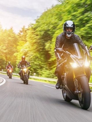 Motorradfahrer, unterwegs zum Klausenpass – Landvogthaus gilt als Top-Unterkunft